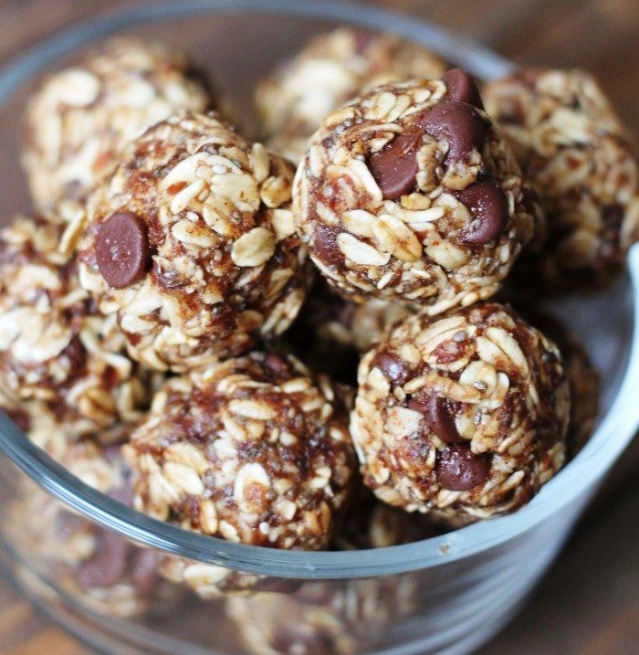 Wholesome rolled oats and ground flaxseed mixed with delicious almond butter, maple syrup, and ripe banana and chocolate chips to create the most scrumptious banana chocolate no bake energy balls!