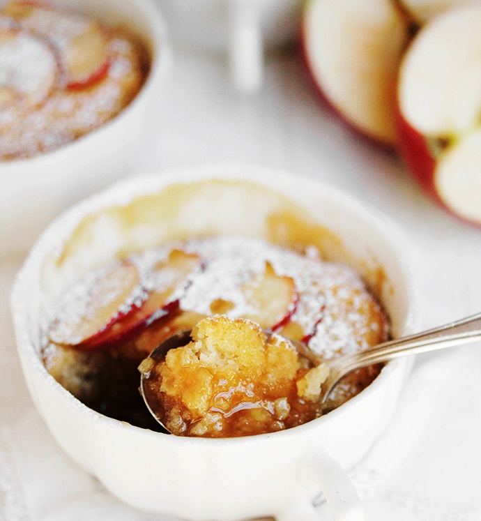 This delicious Caramel Apple Pudding Cake, has all the flavours of caramel apples, in easy cake form.