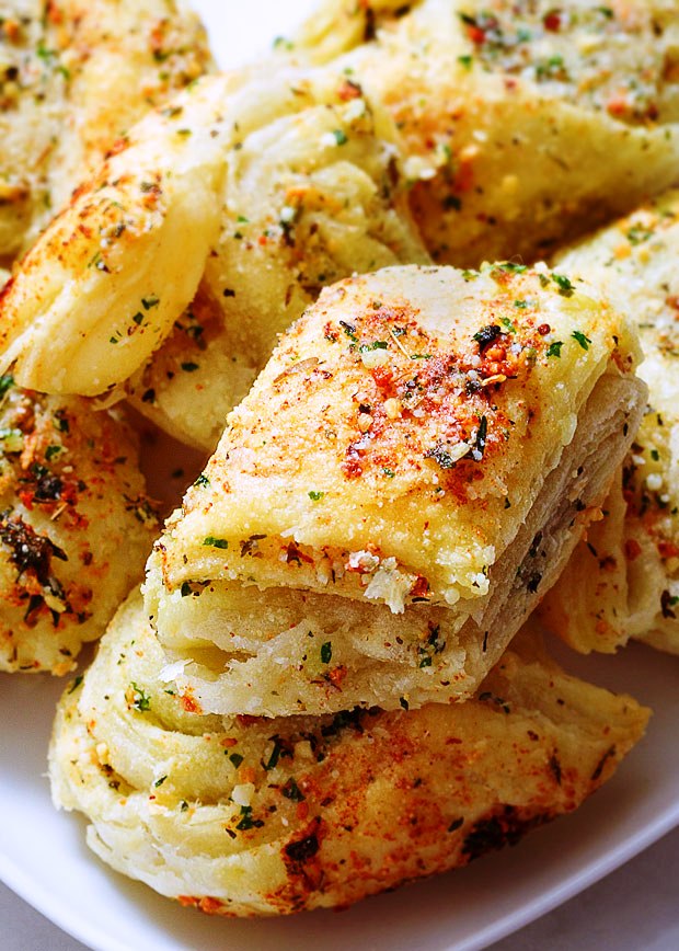 Try these incredibly easy, fool-proof parmesan garlic bites. They come together in less than 20 min and use just basic pantry ingredients. You can also make them ahead and bake off when you need!