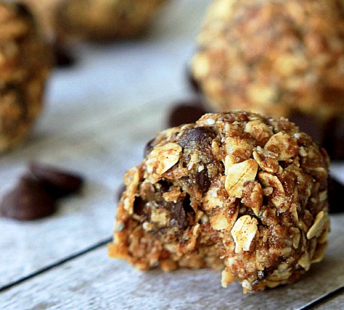 These easy No Bake Dark Chocolate Coconut Energy Bites are made with almond butter and packed with nutrients and rich dark chocolate. They make the pefect energizing breakfast or snack!