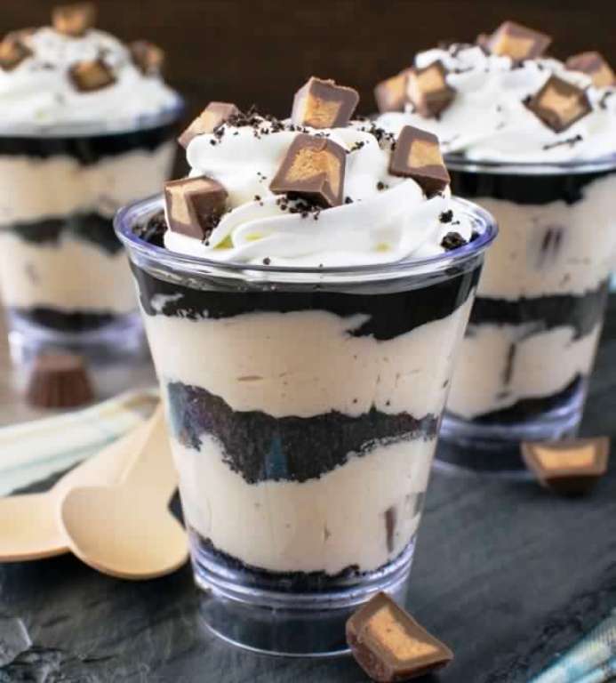 Layers of chocolate and peanut butter in these easy No Bake Peanut Butter Fudge Cheesecake Parfaits will have you licking your cup clean. Great mini dessert recipe for parties.