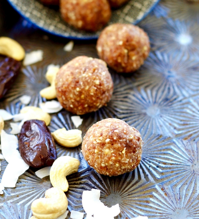 Cashew-coconut-balls