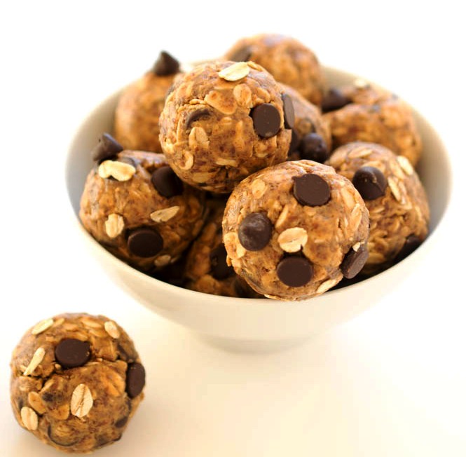 No Bake 5 Ingredient Peanut Butter Energy Balls. Loaded with old fashioned oats, peanut butter and flax seeds. These Energy Balls are a healthy protein packed breakfast or snack!
