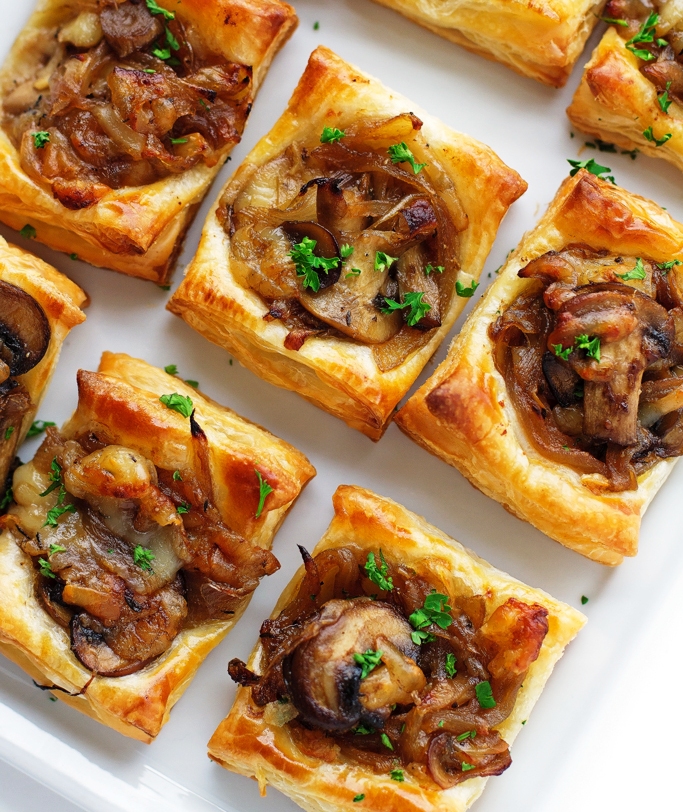 Caramelized onion bites with sautéed crimini mushrooms, balsamic caramelized onions, and applewood smoked gruyere cheese. The perfect little appetizers! They’re made with puff pastry and take no time at all to whip up! These are the perfect appetizers to serve your guests this holiday season.