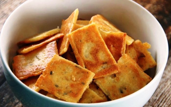 Low-carb-cheese-crackers-recipe-keto-friendly