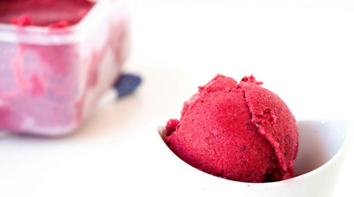 Healthy-vegan-berry-frozen-yoghurt