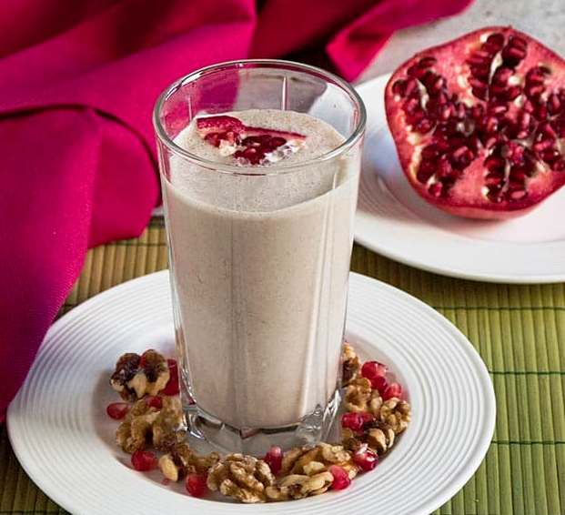 Pomegranate-smoothie-with-banana-and-walnuts
