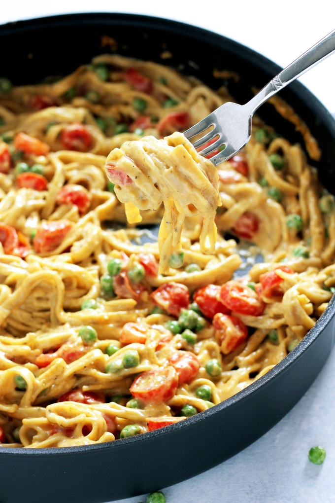 But nothing beats a good ole home cooked meal, especially a dish like this One Pot Vegan Fettuccine Alfredo with Peas and Roasted Cherry Tomatoes.