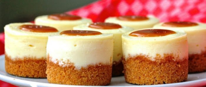 Mini-cheesecakes-with-salted-caramel.
