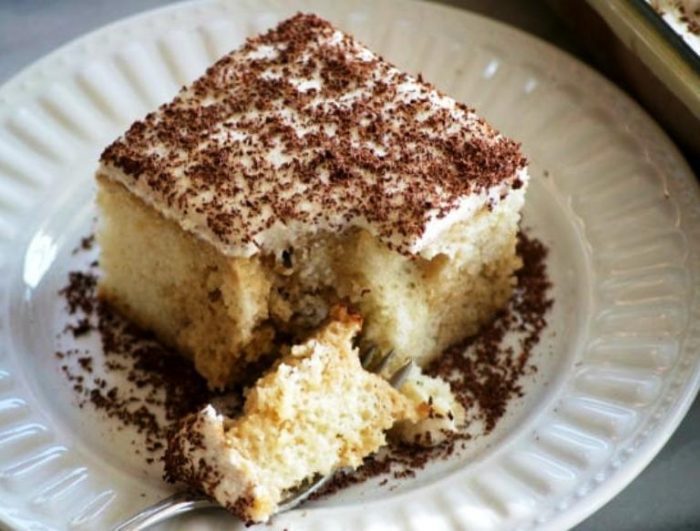 Easy-tiramisu-poke-cake
