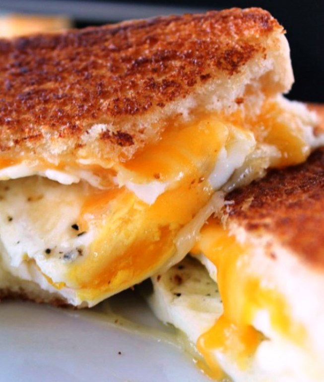 Fried-egg-grilled-cheese-sandwich