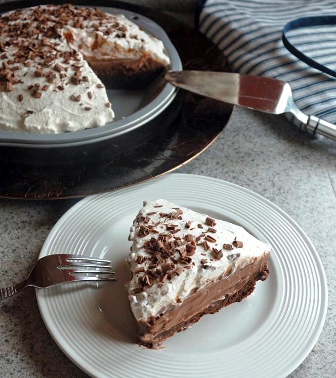 Homemade-brownie-bottom-chocolate-pudding-pie