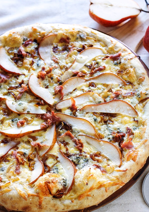 Pear-prosciutto-gorgonzola-pizza