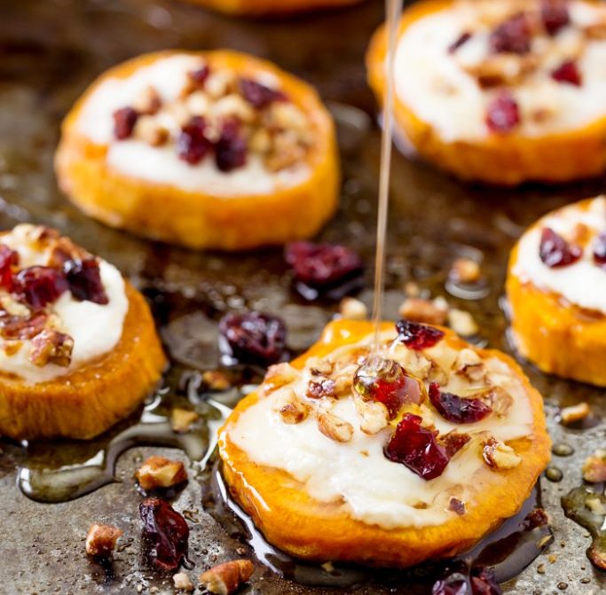 Sweet-potato-rounds-goat-cheese-honey-appetizer