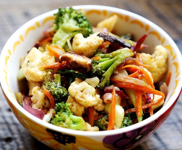 I have to admit this is probably the best and the most completed veggies stir fry I have made to date. I love the sweetness from the cauliflower and the carrot. And the aromatic from the sesame oil and tahini paste is so tempting.
