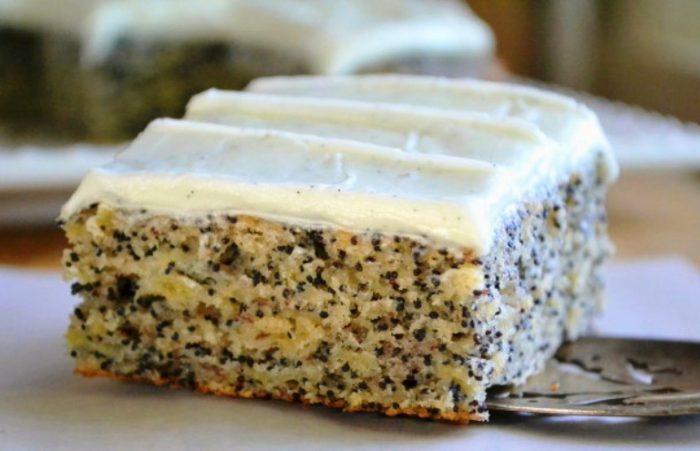 Banana-poppy-seed-cake-with-vanilla-bean-frosting