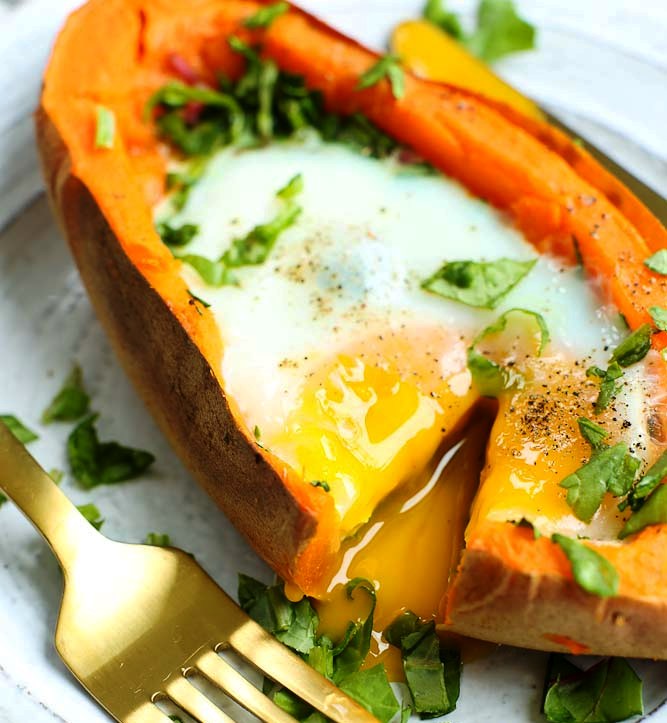 Baked-eggs-and-spinach-in-sweet-potato-boats