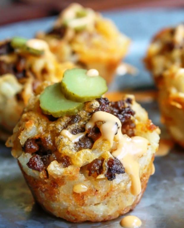 Cheeseburger Tots are tater tot bites filled with cheeseburger and topped with a special sauce. An easy tater tot recipe for your upcoming super bowl party!