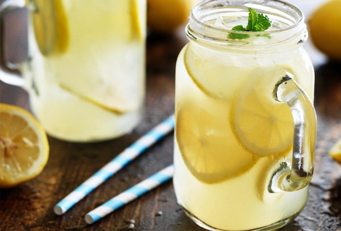 Homemade-honey-lemonade-with-fresh-mint-recipe