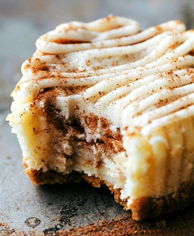 Miniature-cinnamon-roll-cheesecakes