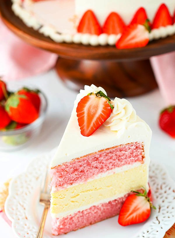Strawberries-cream-cheesecake-cake