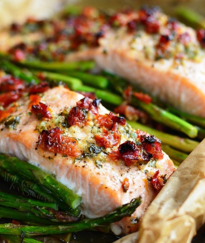 Sun-dried-tomato-lemon-baked-salmon-asparagus