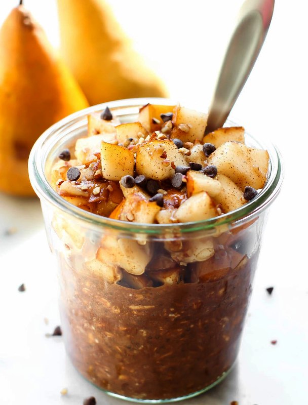 Cinnamon spice, fruit freshness, tastes-like-brownie-batter base–this Spiced Chocolate Pear Overnight Oats recipe is an easy, absolutely delicious breakfast in a jar.