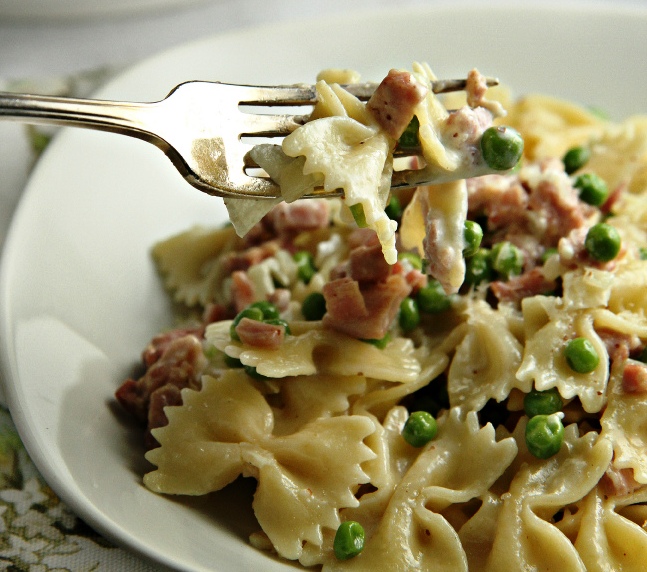 Creamy-pasta-with-ham-and-peas-recipe