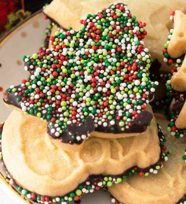 Easy-chocolate-dipped-shortbread