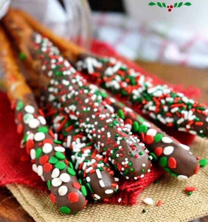 Chocolate Caramel Christmas Wands are a breeze to make and are perfectly festive! Great for gift giving, parties, and more.