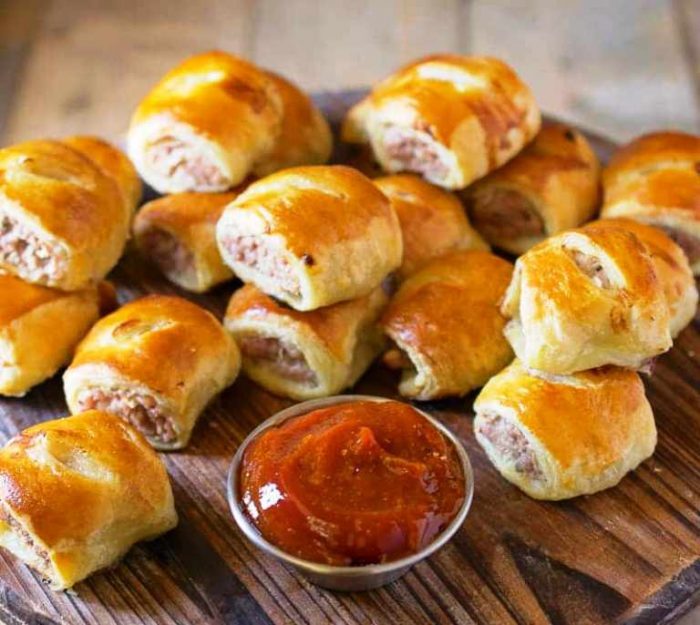 Mini-pork-apple-sage-sausage-rolls-with-curry-ketchup