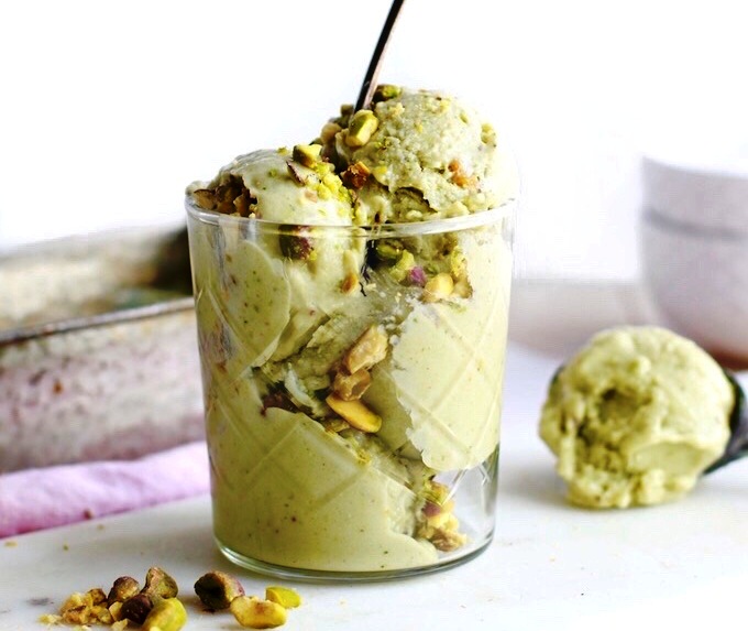Healthy-almond-pistachio-frozen-yogurt-ice-cream