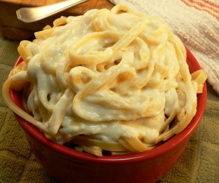 Do you love creamy delicious Alfredo sauce but want a healthier version? This Greek yogurt Alfredo sauce has all the flavor without the calories! You can have a healthy Alfredo sauce without sacrificing the great taste!