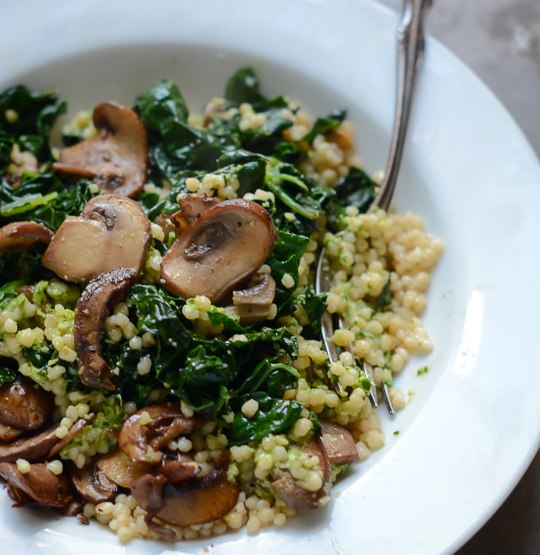 Super-vegan-bowl-with-parsley-cashew-pesto