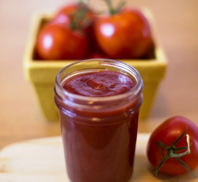 Homemade-ketchup-with-fresh-tomatoes