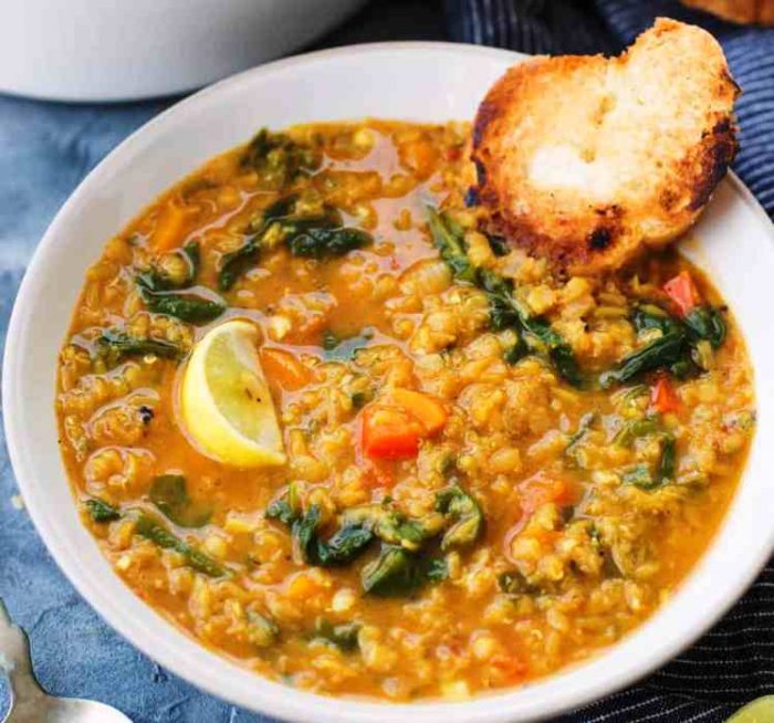 A comforting bowl of Red Lentil Soup made with Spinach, Red Lentil, Carrot and warm Spice is full of amazing flavors. This red lentil soup is rich in protein, fibers and is gluten-free.