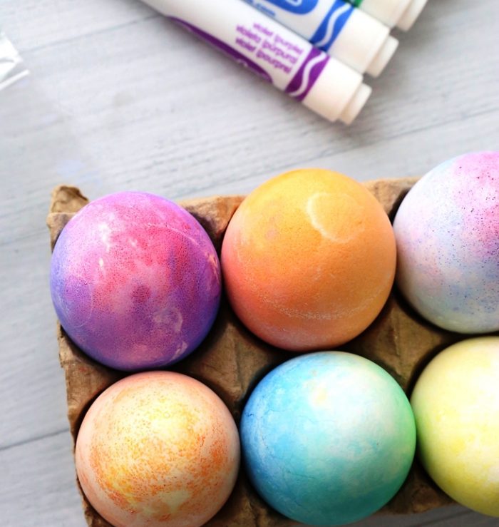 This crazy easy egg decorating idea for kids gives you beautiful watercolor Easter eggs using markers and a sandwich bag