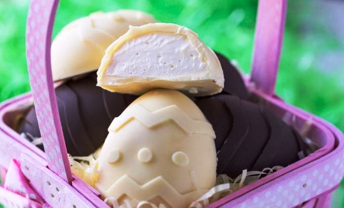 You’ll LOVE my Homemade Chocolate Eggs stuffed with Cheesecake, they are rich, delicious and a real no bake Easter treat!