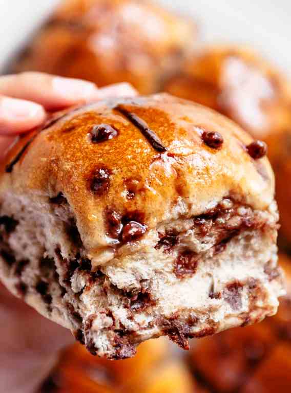 Easy-hot-cross-buns-chocolate-chips