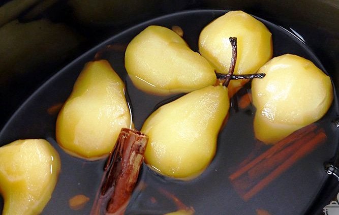 Slow-cooker-poached-pears-in-white-wine