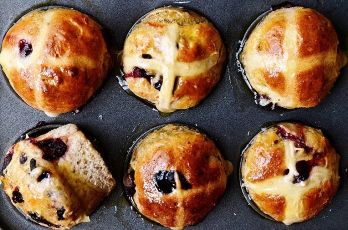 These Blueberry & Orange Hot Cross Bun Muffins. I’ve been making vegan hot cross buns ever since my first vegan Easter 4 years ago now. 