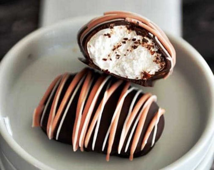 Homemade marshmallow eggs that include a step-by-step tutorial. Who knew making your own marshmallows could be so easy. (and cute!)