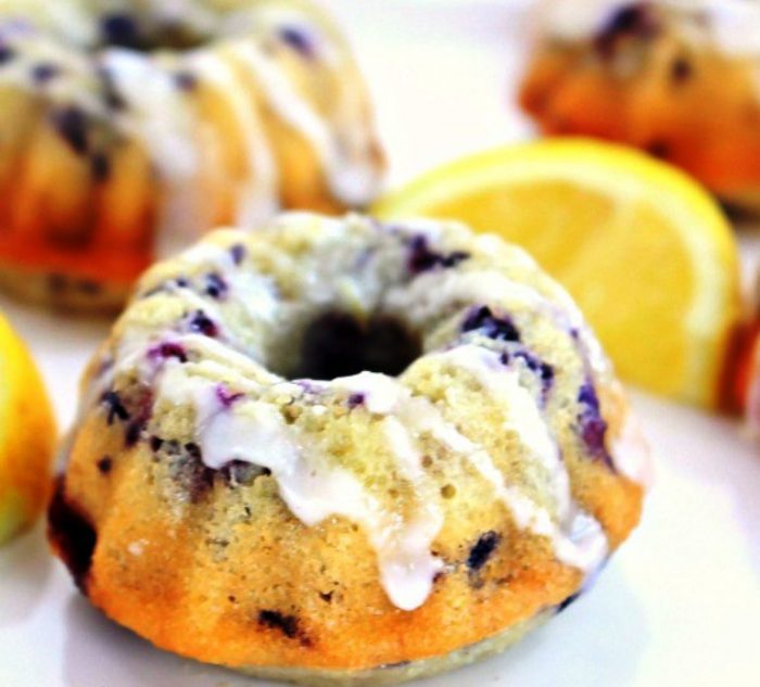 Are you a lover of all things lemon? I recently have developed a hard core taste for almost anything lemon. Lemon pastas, lemon breakfasts, lemons desserts… But I think my all time favorite fruit pairing would be lemons and blueberries. It just feels so natural don’t you think?
