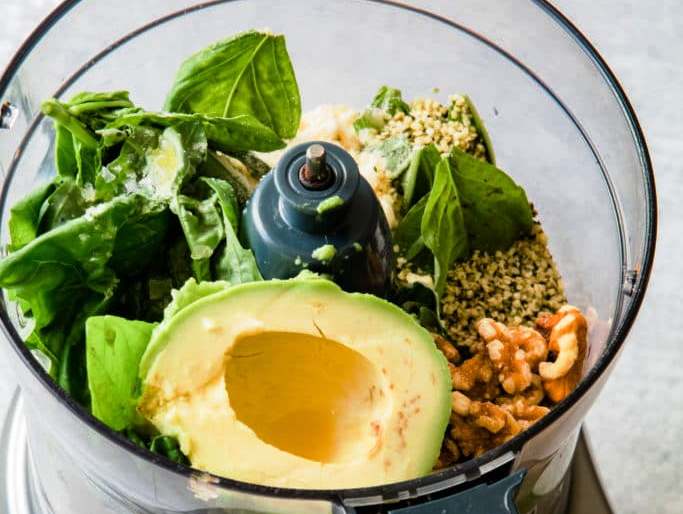 Avocado-pesto-pasta-with-hemp-seeds