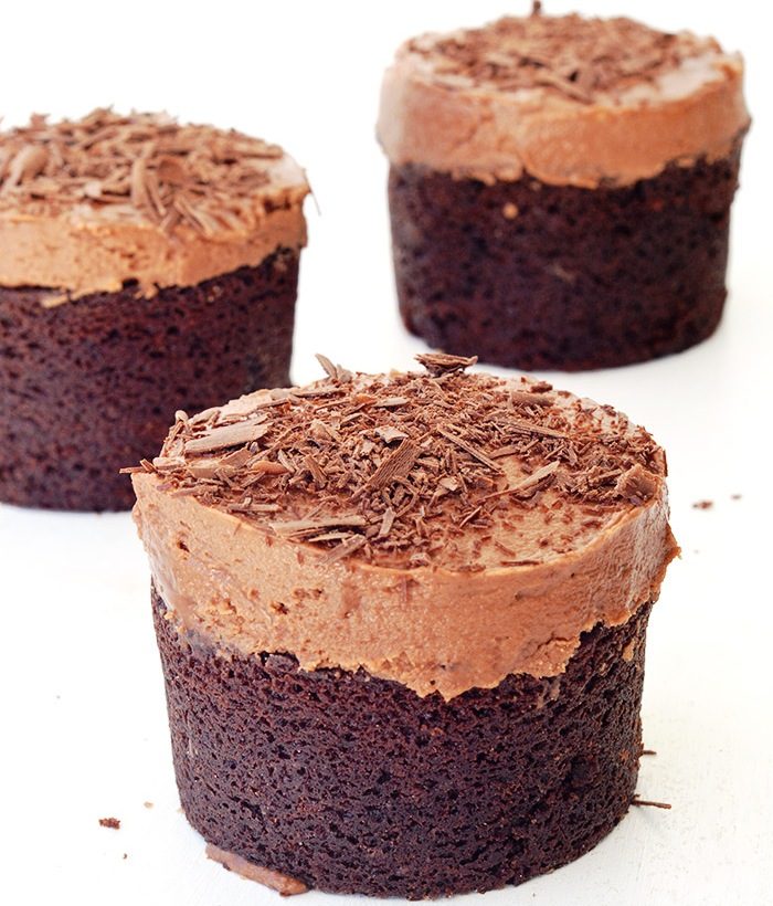 Light and fluffy Mini Sour Cream Chocolate Cakes with creamy chocolate frosting and a sprinkling of chocolate shavings. This is the ultimate chocolate lovers’ cake!