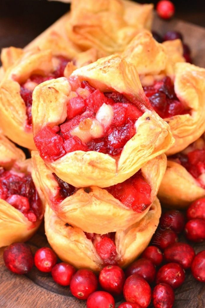 Puff pastry bites filled with simple apple cranberry sauce. These cranberry brie puffs are made with fresh cranberries, apple, and nutmeg filling, gooey Brie cheese, and all stuffed inside a flaky puff pastry.