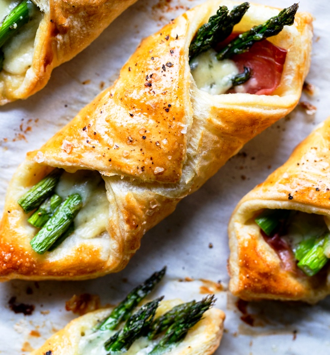 These Prosciutto Asparagus Puff Pastry Bundles are an easy and elegant appetizer or brunch idea! Perfect for Easter, Mother’s Day or any other spring brunch!