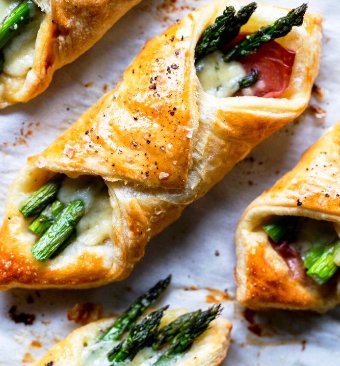 These Prosciutto Asparagus Puff Pastry Bundles are an easy and elegant appetizer or brunch idea!  Perfect for Easter, Mother’s Day or any other spring brunch!