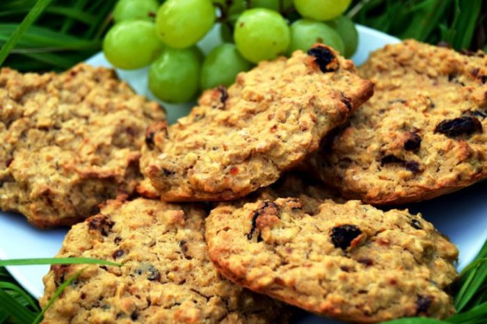 These raisin banana oat biscuit cookies are simple to make, contain no flour, no eggs, are sweetened with just bananas, take a few mins to make and most importantly taste delicious. They will curb pangs for something sweet to snack on.