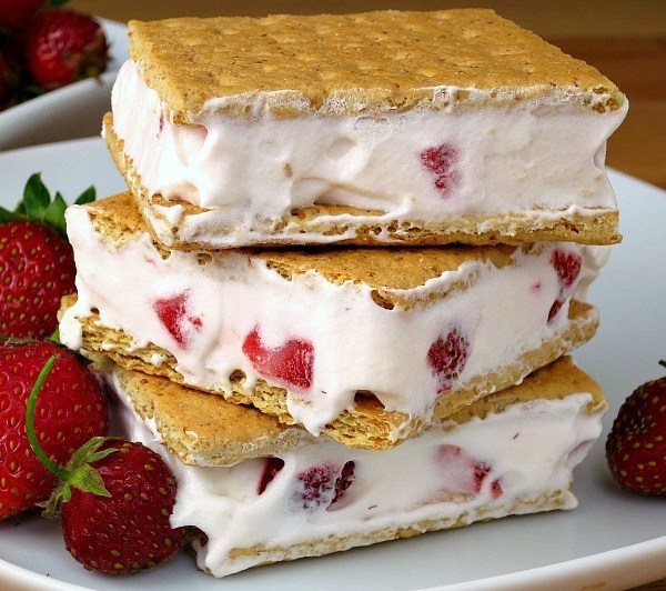 With COOL WHIP whipped topping, strawberries and graham crackers on hand, it seemed all the pieces were falling into place to make these cute little Strawberries and Cream Sandwiches.